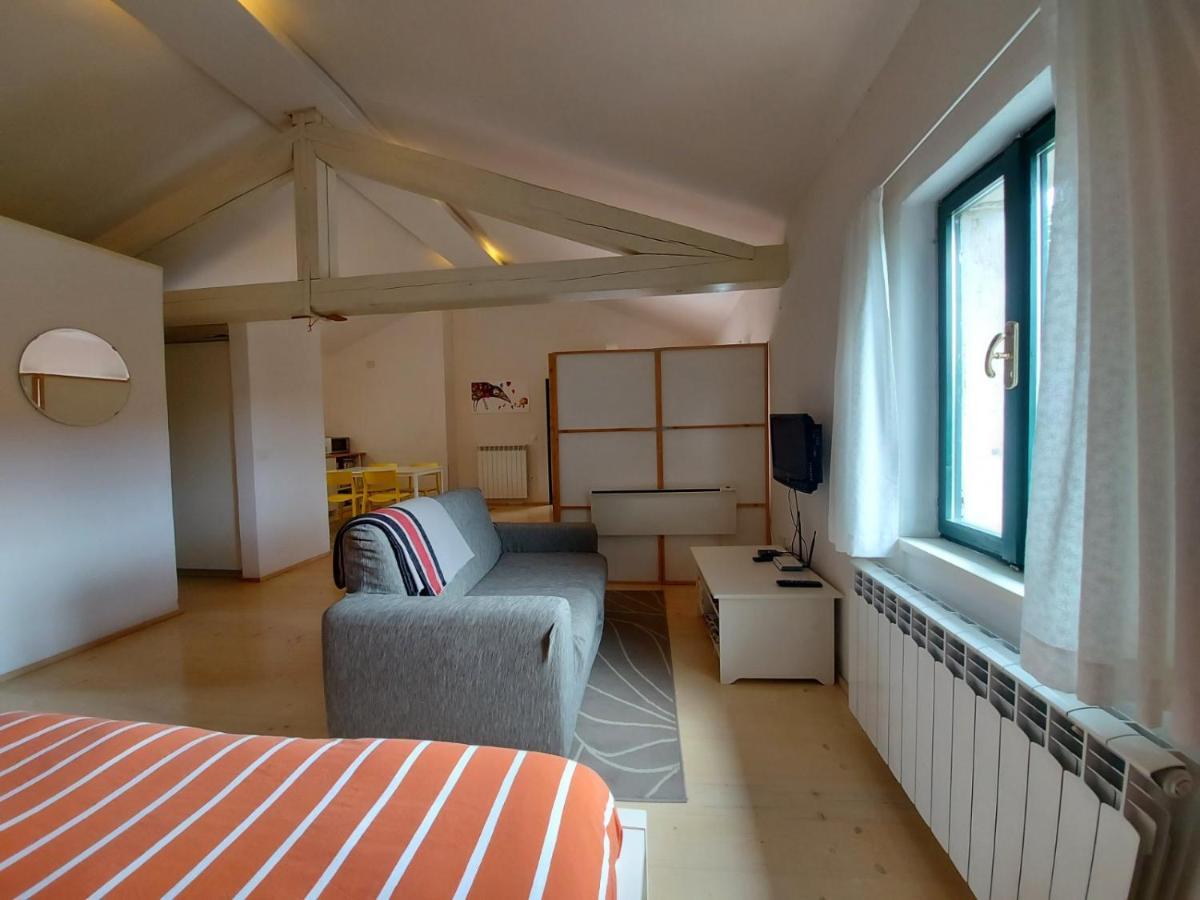 Apartmaji Hedera Komen Exterior photo