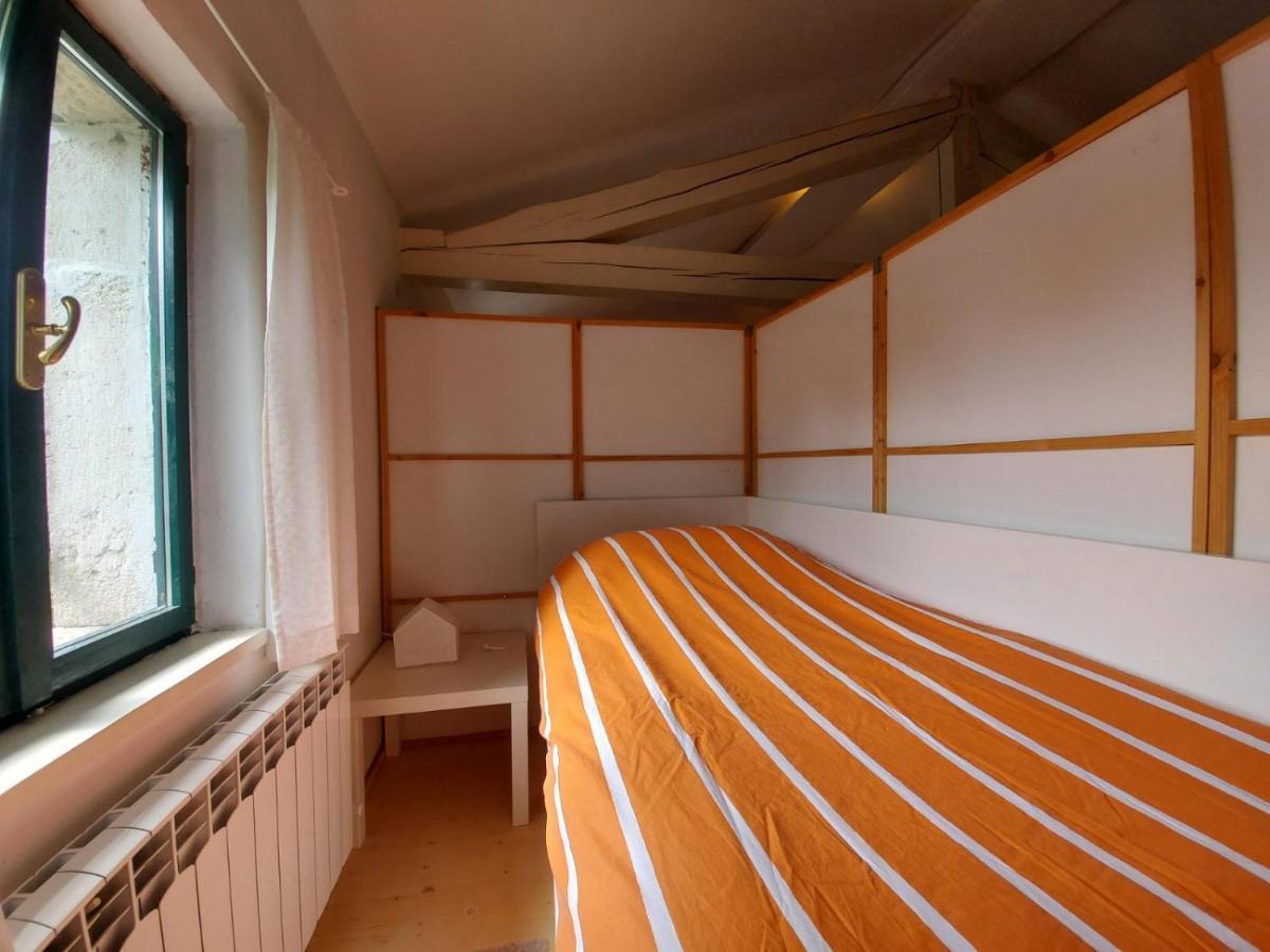 Apartmaji Hedera Komen Exterior photo